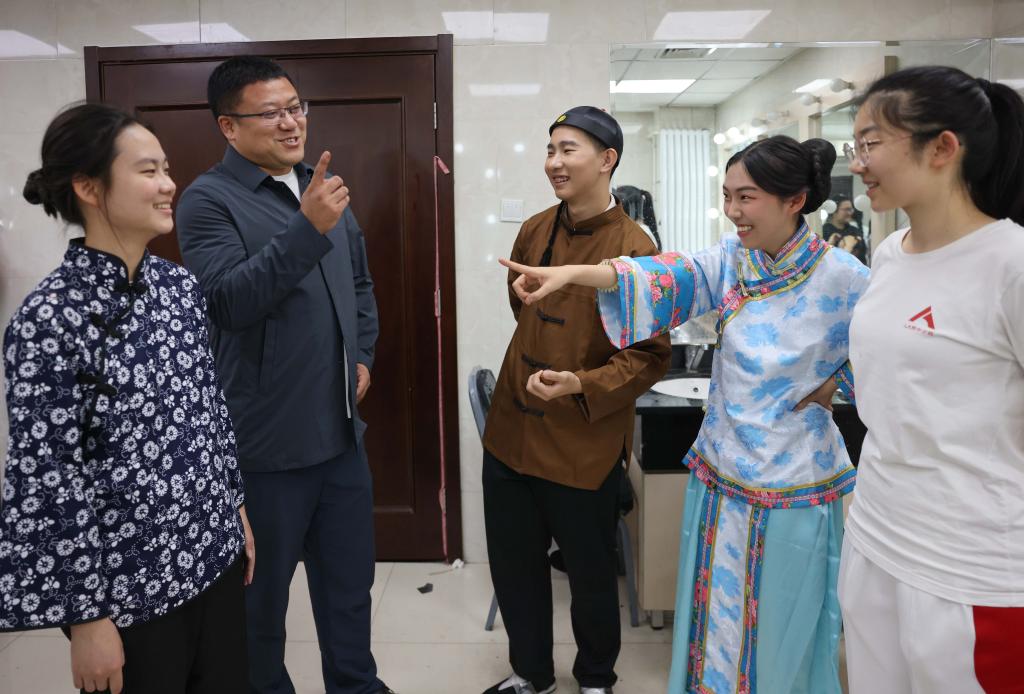 北京中学生演绎话剧《呐喊》