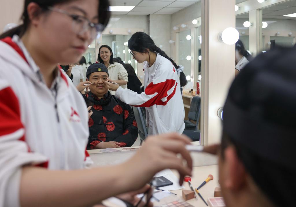 北京中学生演绎话剧《呐喊》