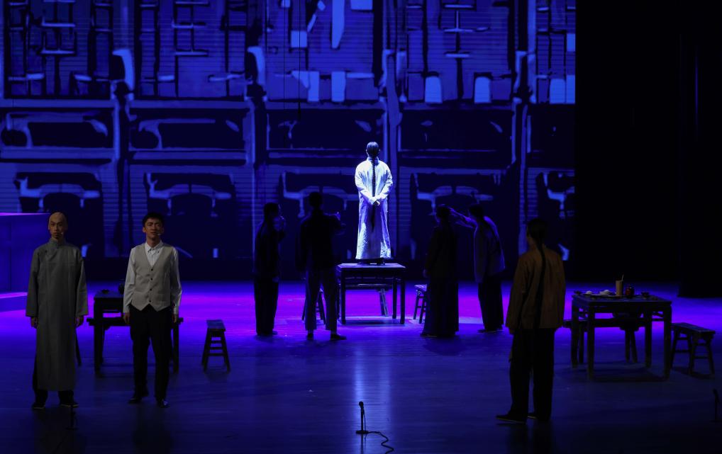 北京中学生演绎话剧《呐喊》