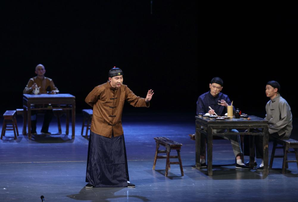 北京中学生演绎话剧《呐喊》