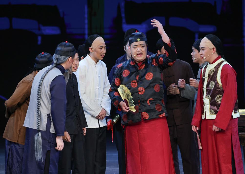 北京中学生演绎话剧《呐喊》