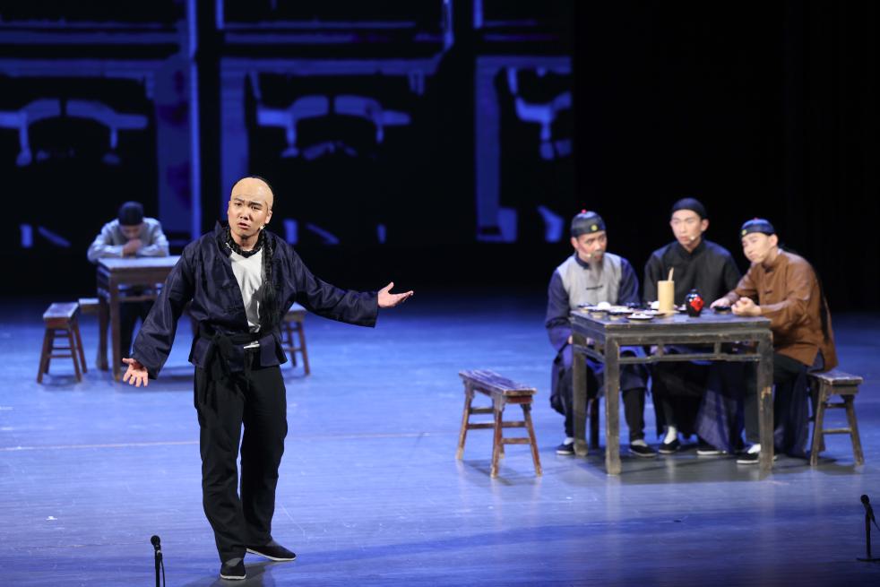 北京中学生演绎话剧《呐喊》