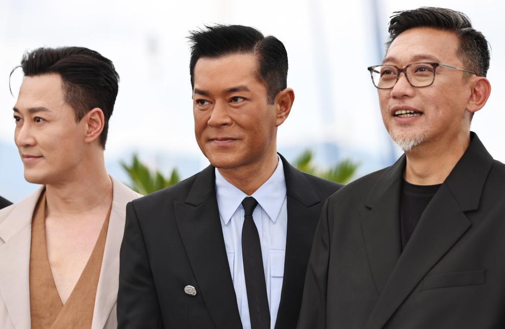 戛纳电影节：中国香港影片《九龙城寨之围城》主创亮相拍照式