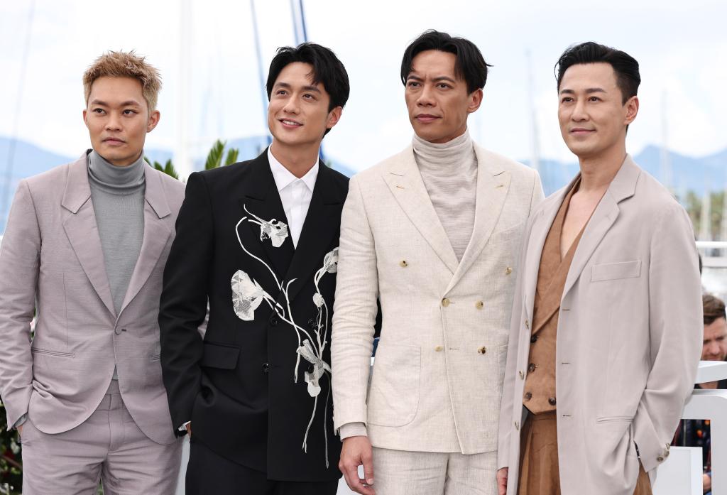 戛纳电影节：中国香港影片《九龙城寨之围城》主创亮相拍照式