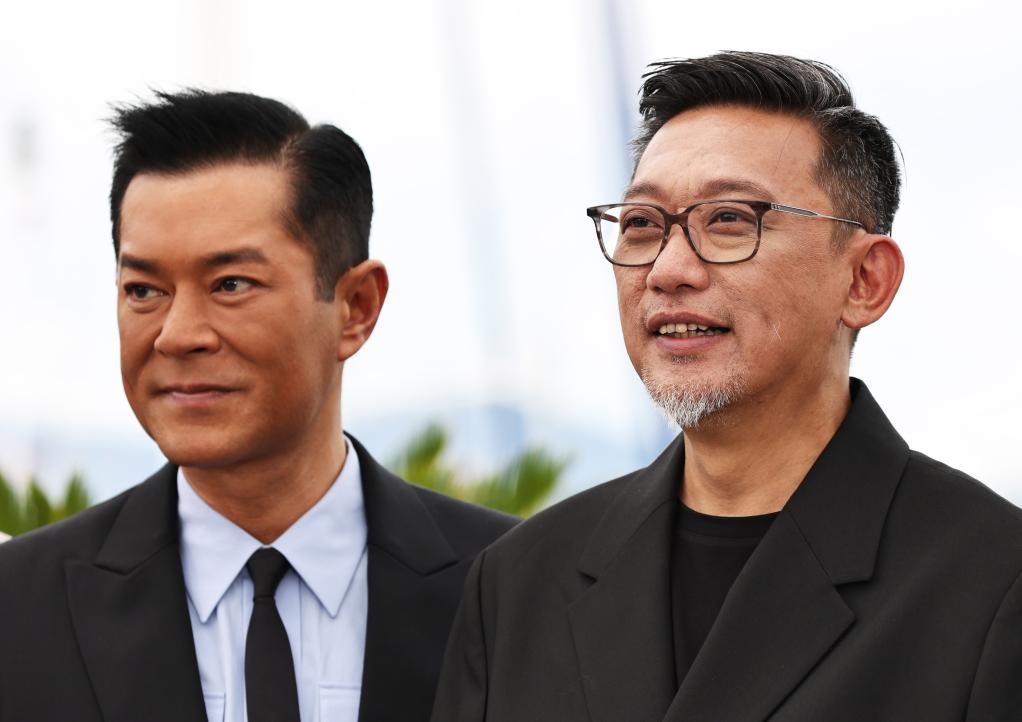 戛纳电影节：中国香港影片《九龙城寨之围城》主创亮相拍照式