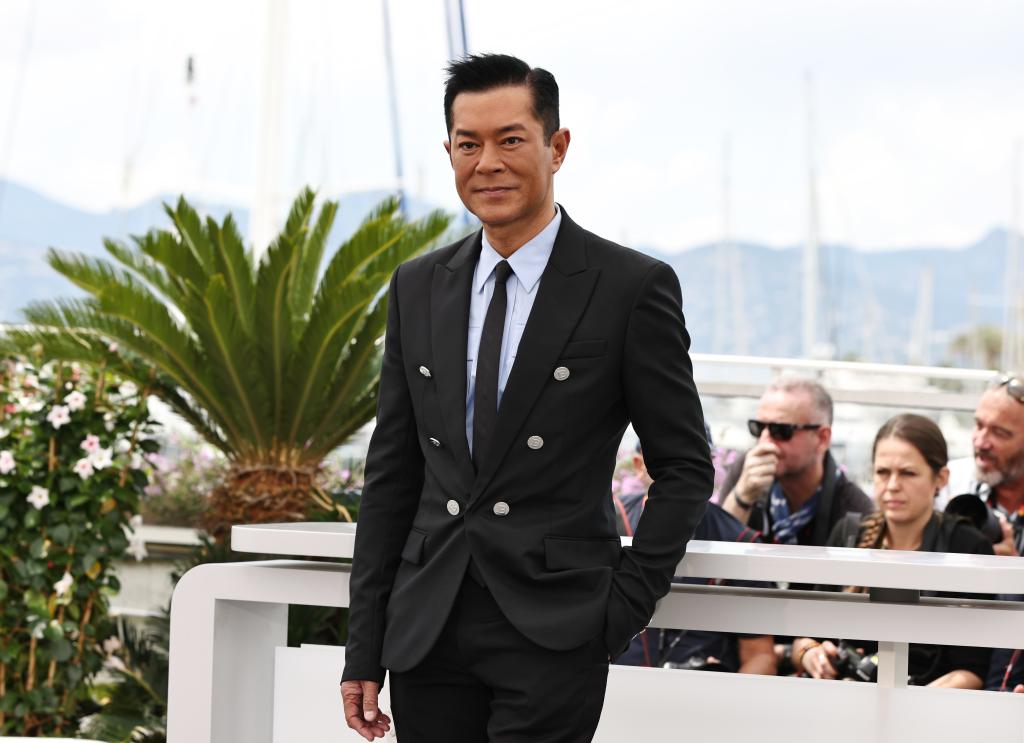 戛纳电影节：中国香港影片《九龙城寨之围城》主创亮相拍照式