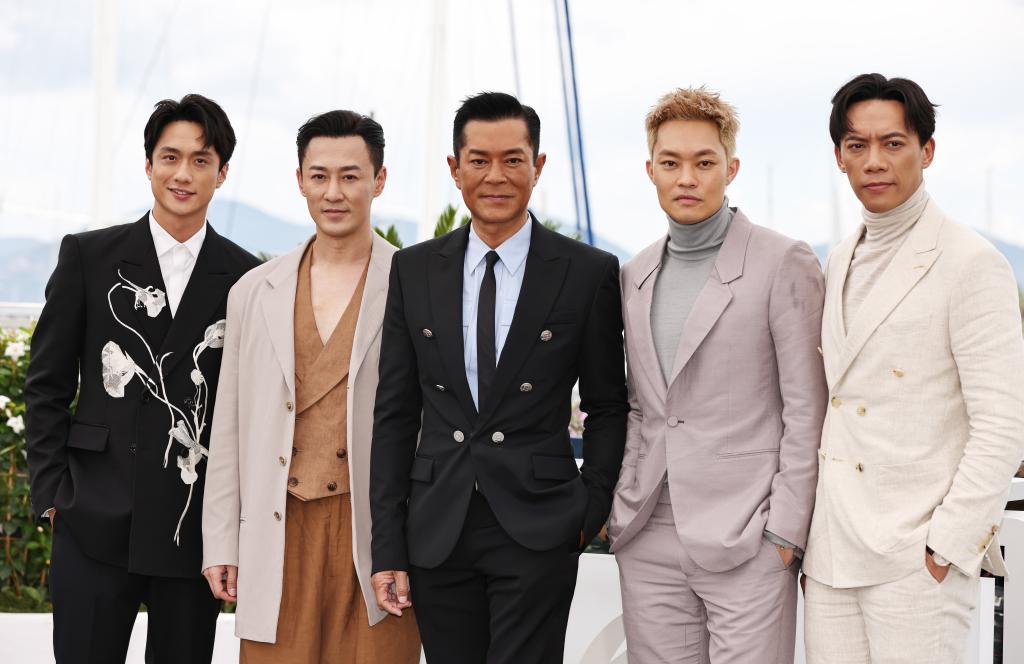 戛纳电影节：中国香港影片《九龙城寨之围城》主创亮相拍照式