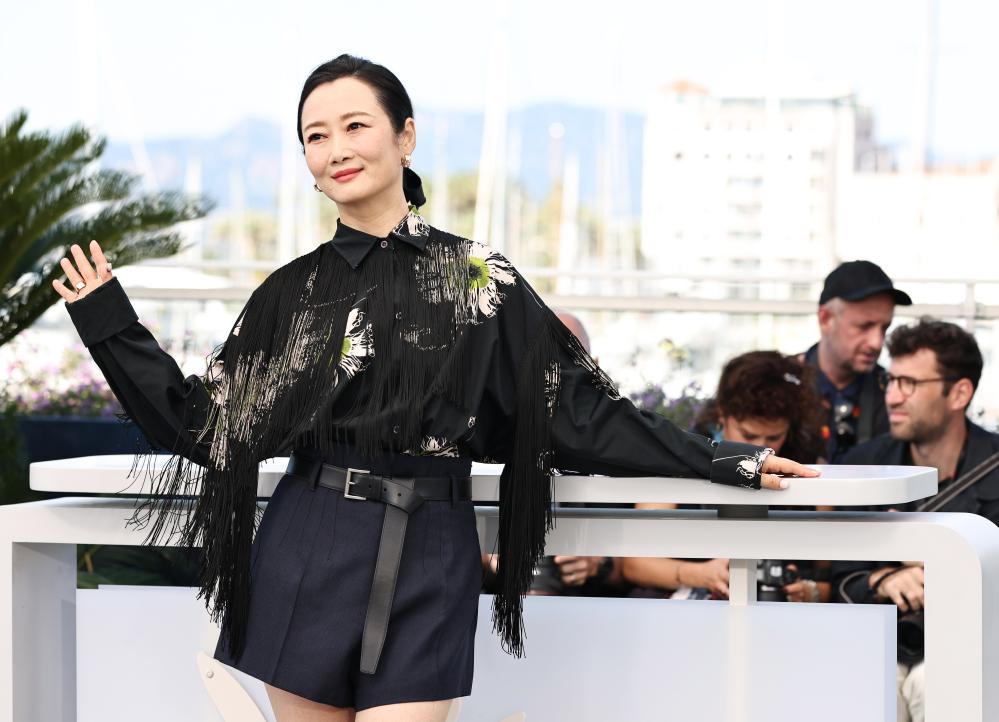 戛纳电影节：贾樟柯影片《风流一代》主创亮相拍照式