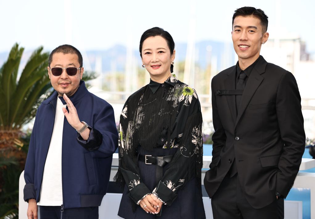 戛纳电影节：贾樟柯影片《风流一代》主创亮相拍照式