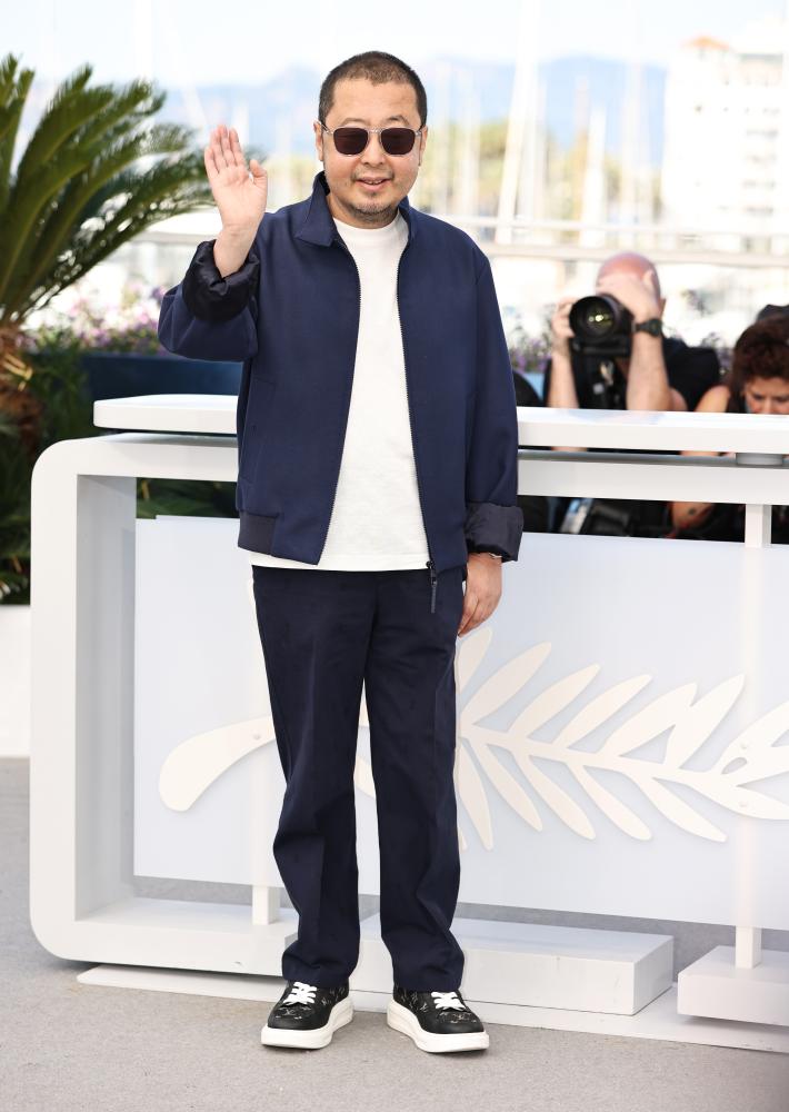 戛纳电影节：贾樟柯影片《风流一代》主创亮相拍照式