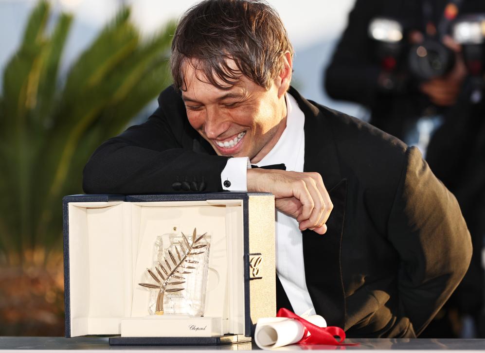 《阿诺拉》获第77届戛纳电影节“金棕榈奖”