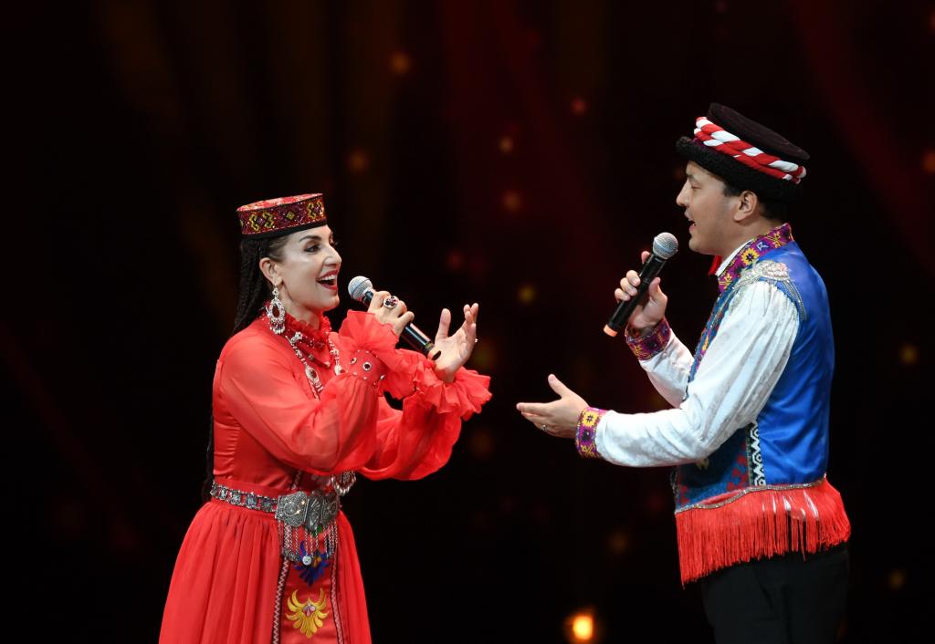 大型音舞诗画《掀起你的盖头来——新疆是个甜头所》在福州上演