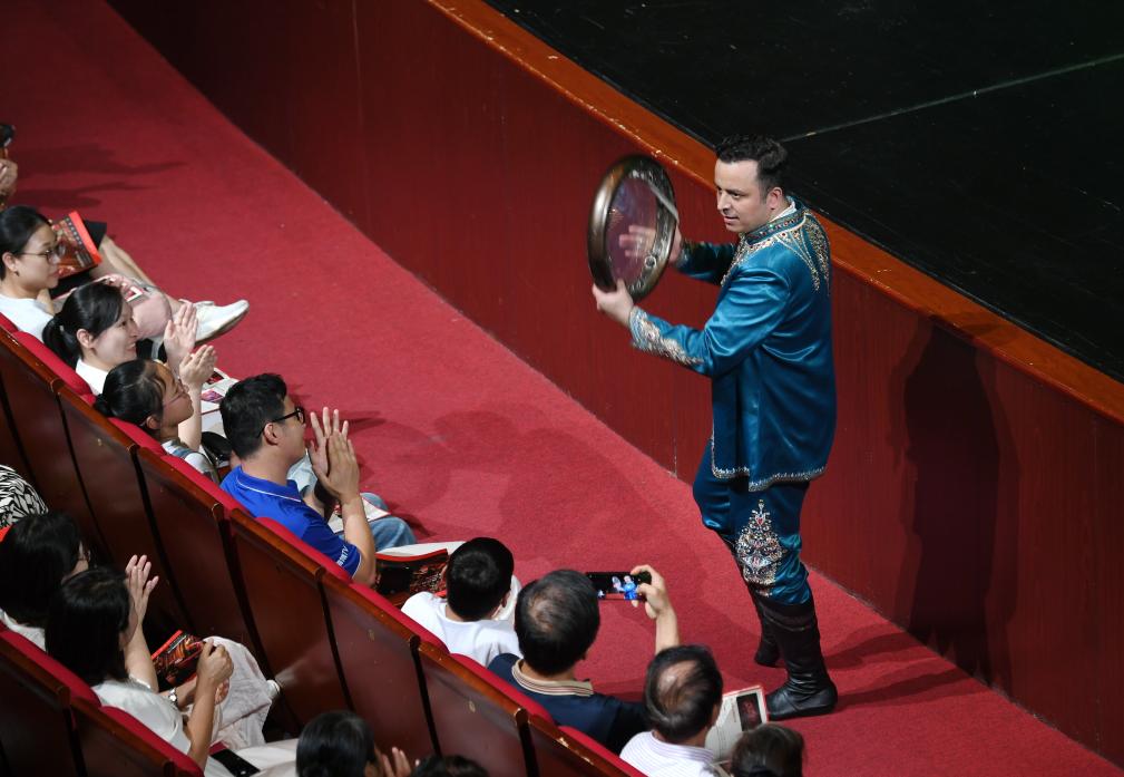 大型音舞诗画《掀起你的盖头来——新疆是个甜头所》在福州上演