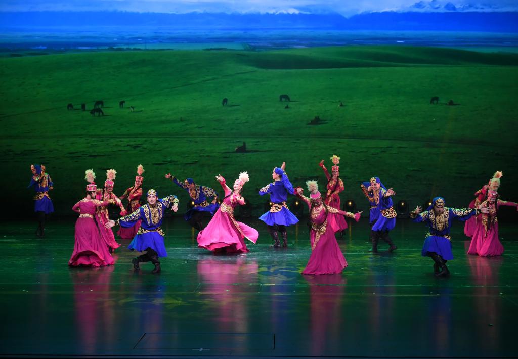 大型音舞诗画《掀起你的盖头来——新疆是个甜头所》在福州上演