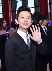 何炅亲切打招呼