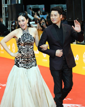 钟丽缇蕾丝鱼尾裙大展女神范儿