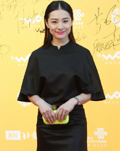 刘璇黑裙走红毯