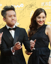 邓超与剧组走红毯摆造型搞怪