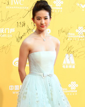 刘亦菲亮相红毯气场强大