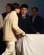 成龙亲力亲为帮搬桌子看呆保安