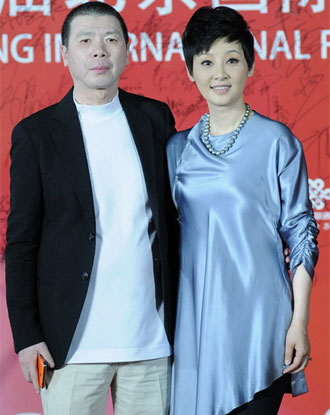 北影节闭幕红毯 冯小刚徐帆夫妻恩爱