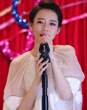 戚薇献歌谢幕青春