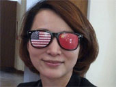 董卿戴中美国旗眼镜卖萌