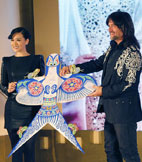 谭晶将风筝赠送罗伯特