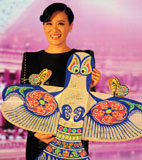 谭晶手持“京燕”风筝