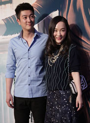 霍思燕夫妻助阵《万物生长》首映红毯