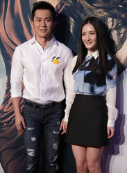 李晨谢娜助阵《万物生长》首映红毯