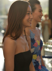 王珞丹出席开幕酒会