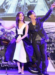 王珞丹献花&ldquo;调戏&rdquo;周渝民