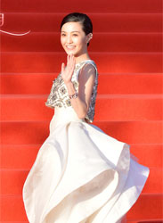 《巴黎假期》亮相北影节闭幕红毯