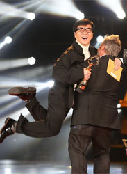 成龙、吕克&middot;贝松在颁奖礼现场拥抱