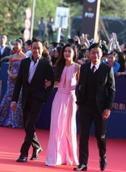 王学圻亮相北影节闭幕红毯