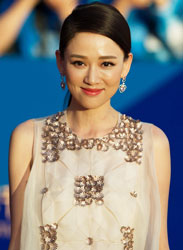 演员陈乔恩亮相闭幕红毯