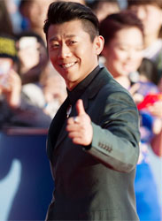 演员夏雨亮相闭幕红毯