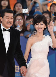 赵雅芝夫妇牵手亮相闭幕红毯