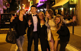 董子健戛纳街头人气旺