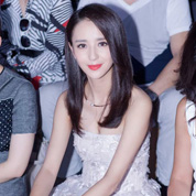 佟丽娅现身公益活动