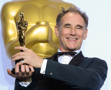 马克&middot;里朗斯因《间谍之桥》获最佳男配角