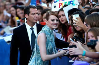 威尼斯电影节开幕 埃玛&middot;斯通亮相红毯