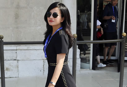 赵薇黑裙现身威尼斯街头 与众评委合影露笑容