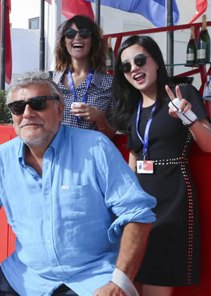 赵薇与众评委合影露笑容