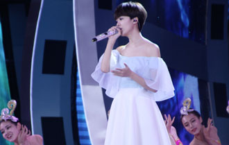 郁可唯亮相金鸡百花电影节红毯 献唱开场曲