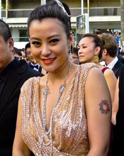 郝蕾深V礼服性感现身