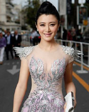 陈廷嘉水晶凤凰礼服璀璨夺目