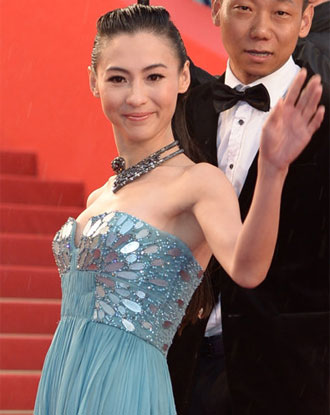 戛纳闭幕红毯 张柏芝蓝裙亮相笑容甜美