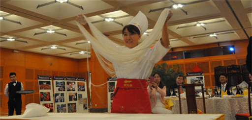 中国厨师展示烹饪绝技